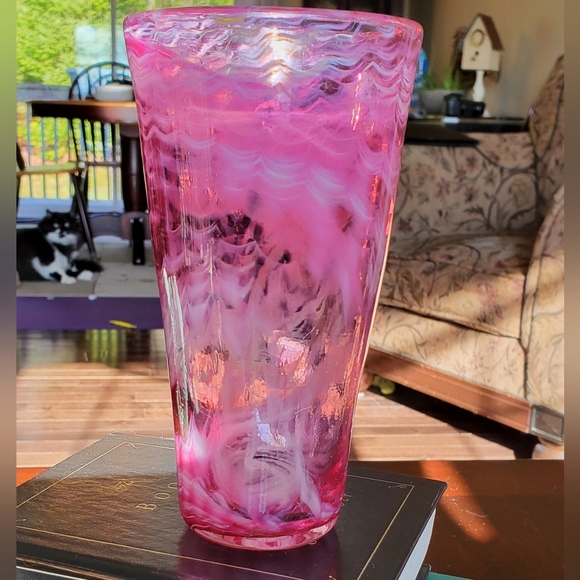 Handblown Pink and White Wavy/Swirl Art Glass Vase Signed - Picture 5 of 16